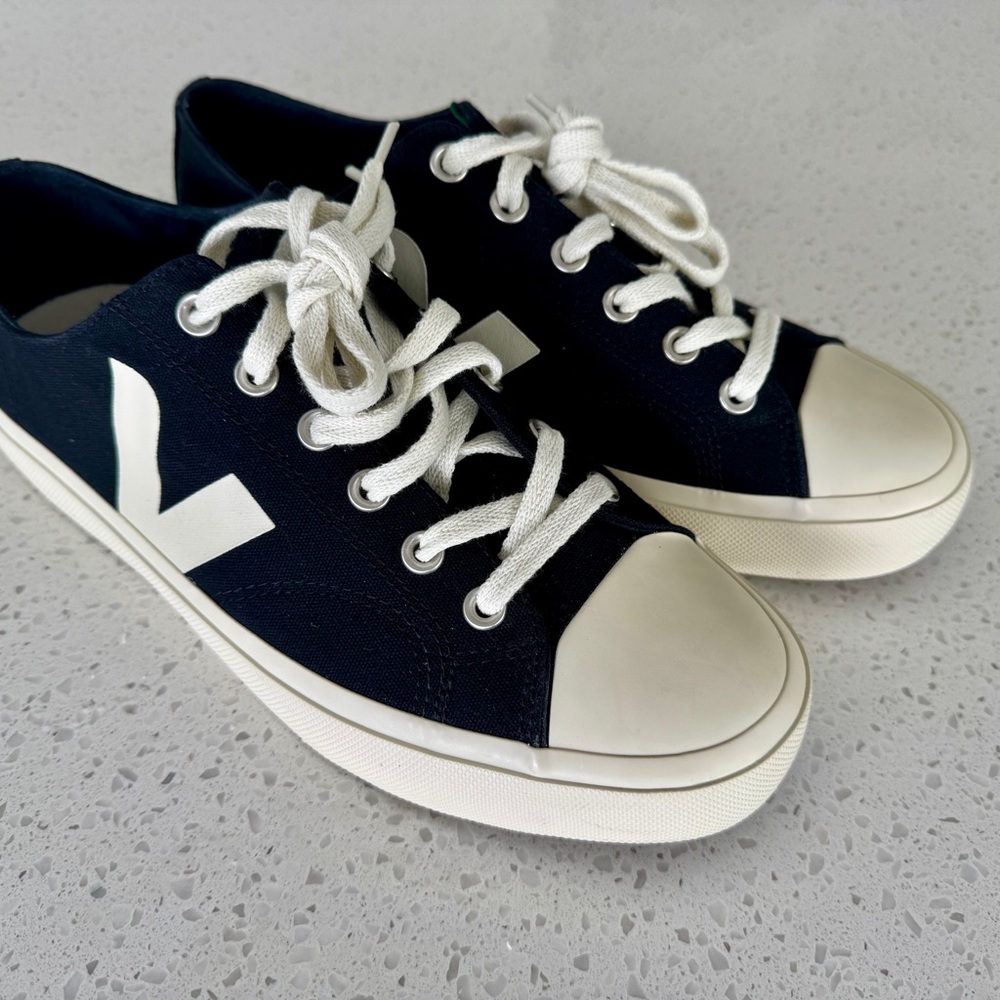 Veja Wata ii Black and White Classic Canvas Sneakers US 11 Mens